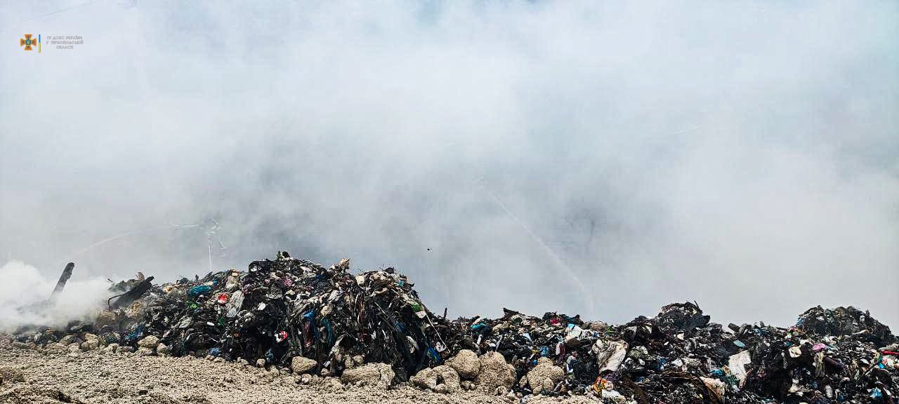 Вже добу палає сміттєзвалище у Малашівцях: з'явилися фото з місця масштабної пожежі (ФОТО), фото-1