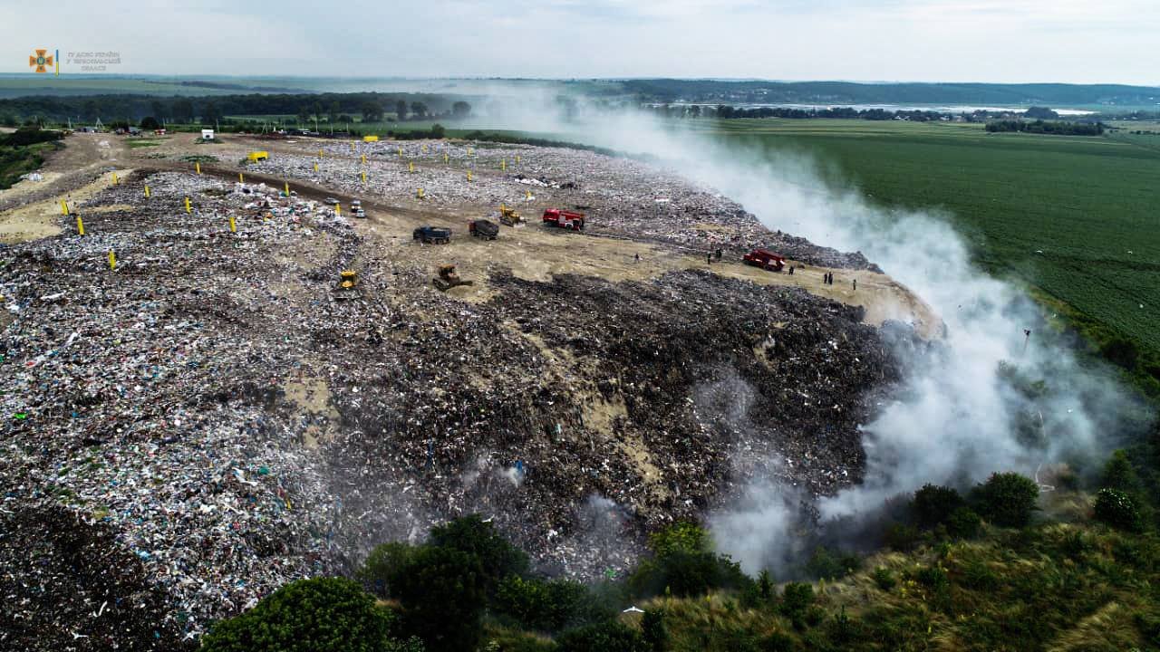 Вже добу палає сміттєзвалище у Малашівцях: з'явилися фото з місця масштабної пожежі (ФОТО), фото-2