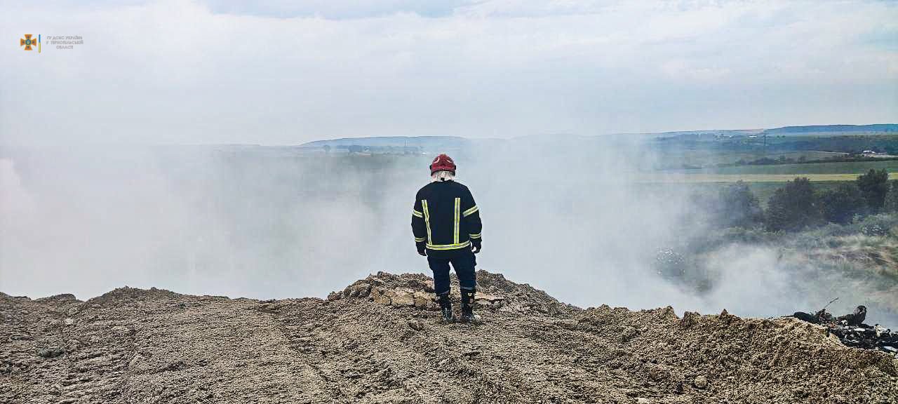 Вже добу палає сміттєзвалище у Малашівцях: з'явилися фото з місця масштабної пожежі (ФОТО), фото-3