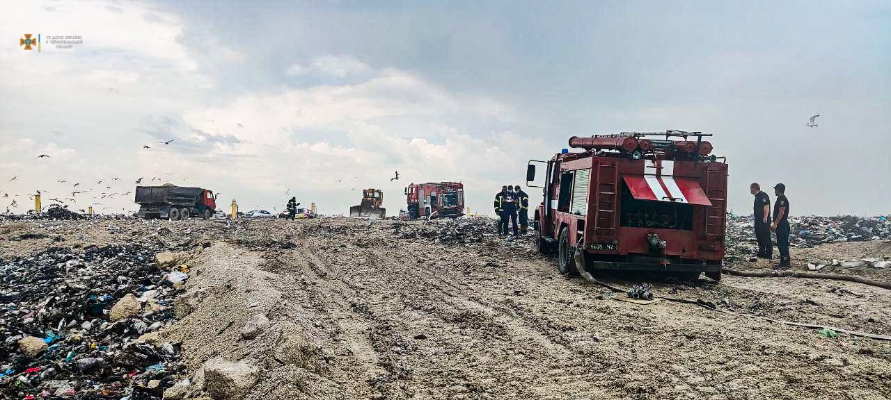 Вже добу палає сміттєзвалище у Малашівцях: з'явилися фото з місця масштабної пожежі (ФОТО), фото-4