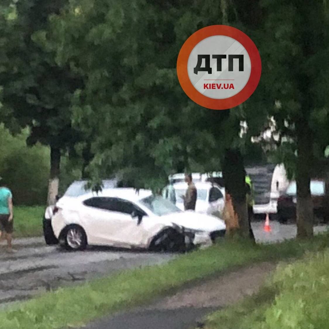 Від удару аж розвернуло: блискавка влучила в автомобіль під час руху