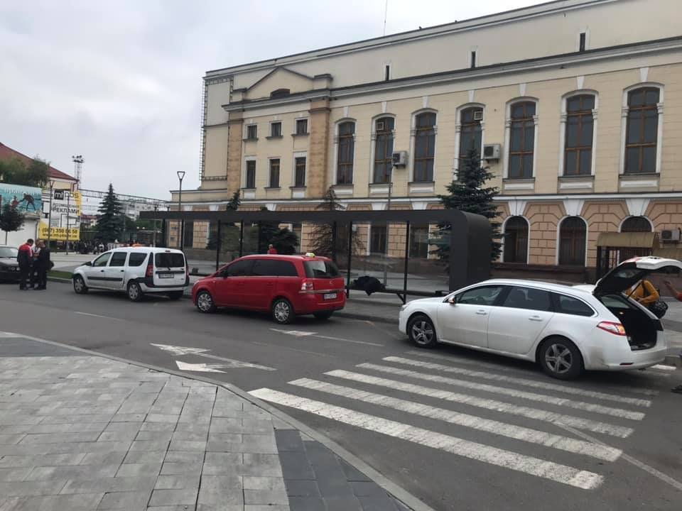 Таксисти у Тернополі привласнили зону для швидкої посадки та висадки пасажирів на залізничному вокзалі