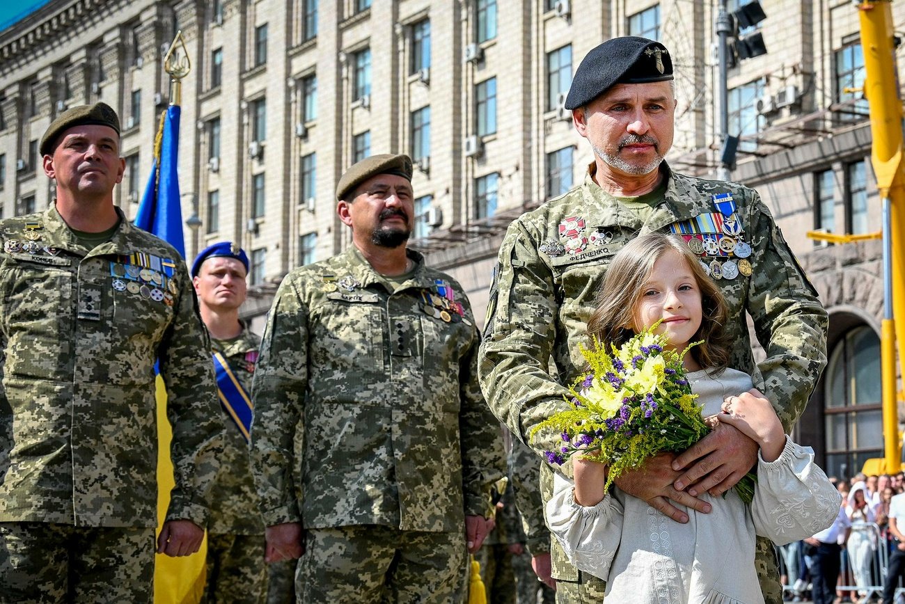 Найзворушливіший момент параду: кому вручила квіти дівчинка в образі України