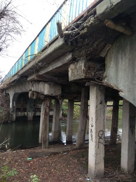 "Буде біда?": люди б'ють на сполох через жахливий стан мосту на Тернопільщині