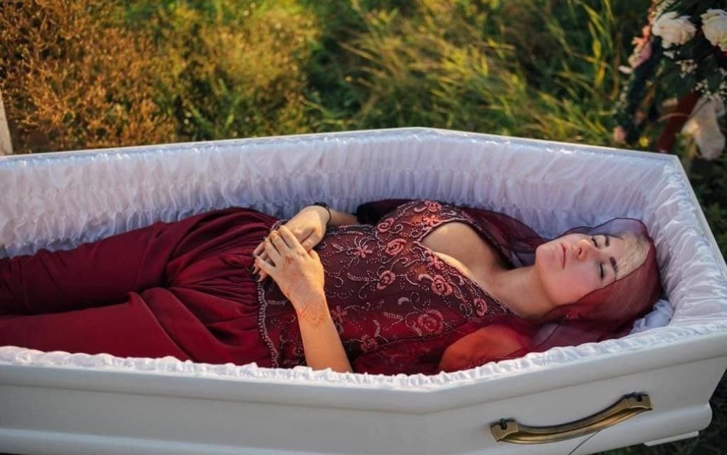 Показ мод із труни: ритуальна агенція підірвала мережу "модним показом" для поховання