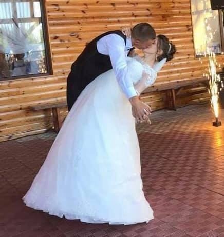 "Неймовірна історія": дівчина запросила на своє весілля хірурга, котрий витяг її із коми (ФОТО), фото-1