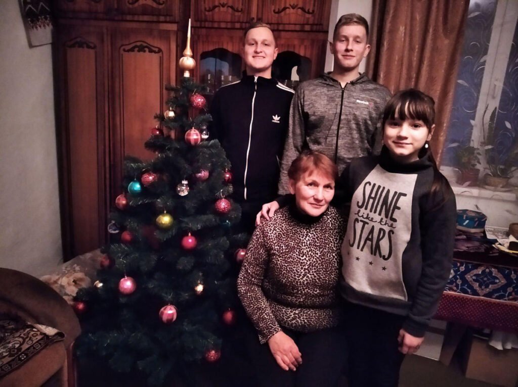 Жінка з Тернопільщини, поховавши чоловіка і дітей, залишилася сама з трьома онуками