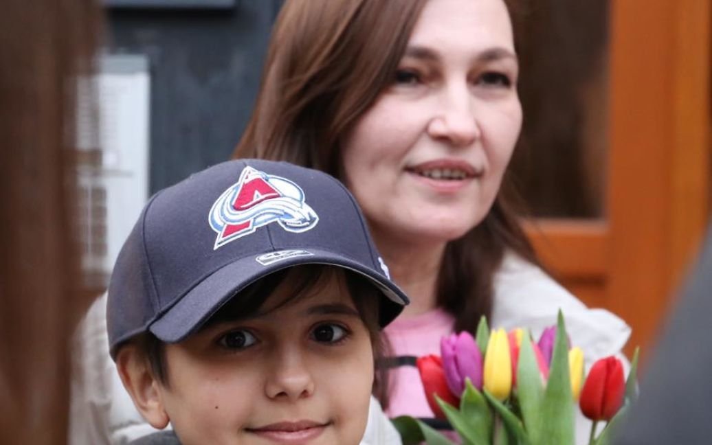 11-річний український хлопчик, який самостійно добрався до кордону, нарешті знайшов свою маму