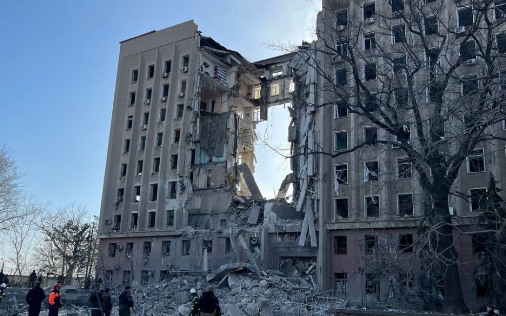 Російські окупанти зруйнували будівлю Миколаївської ОДА, зокрема кабінет Кіма: частина працівників врятувалися дивом