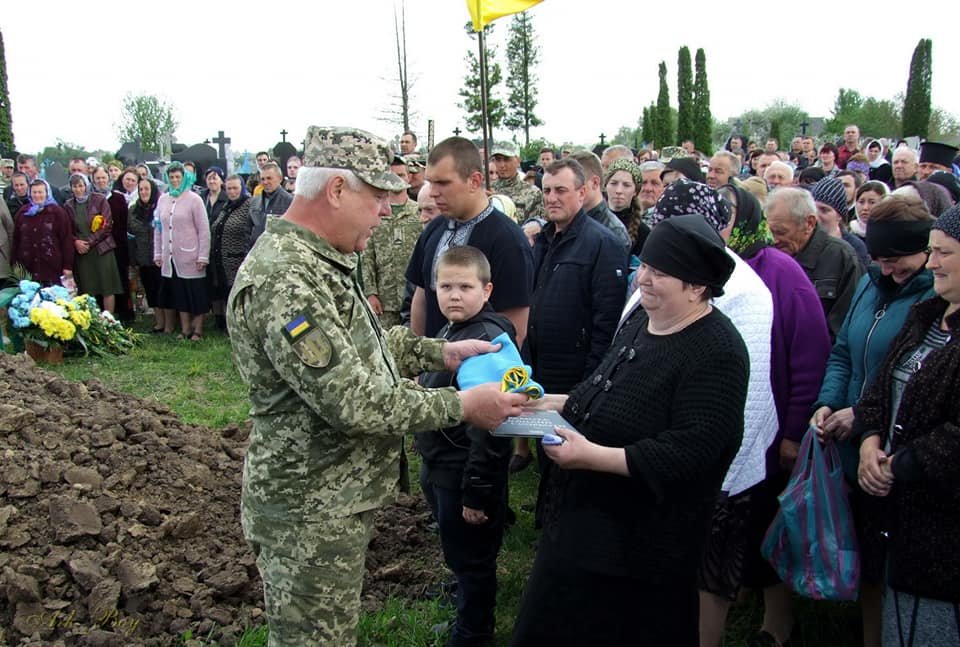 Дружині покійного передали лист від головнокомандувача ЗСУ: на Шумщині поховали бійця Олега Луцика