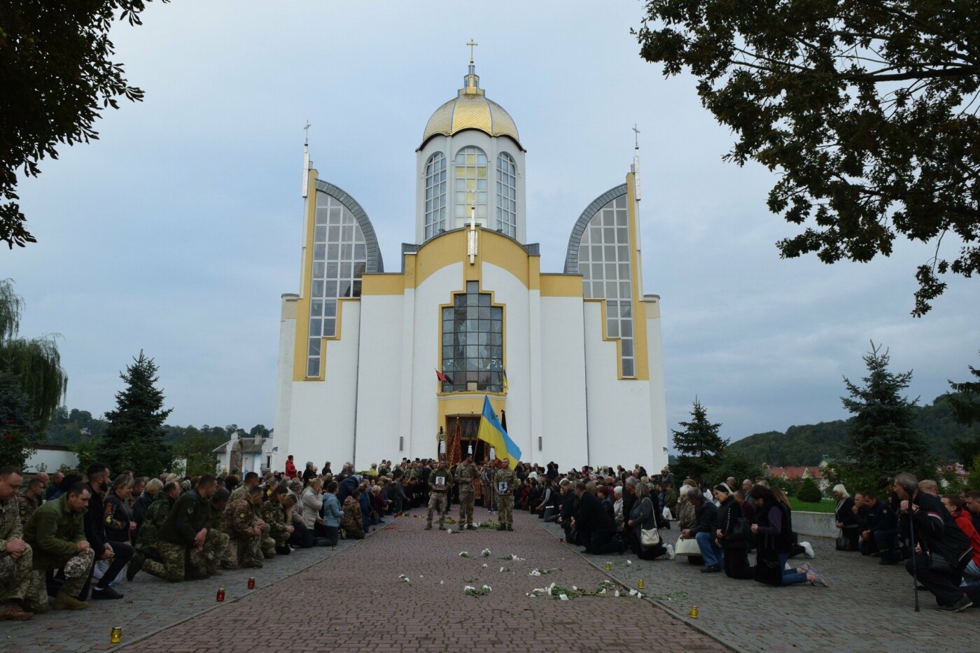 Дві труни на подвір'ї церкви: на Тернопільщині зустріли військових, які разом загинули на фронті