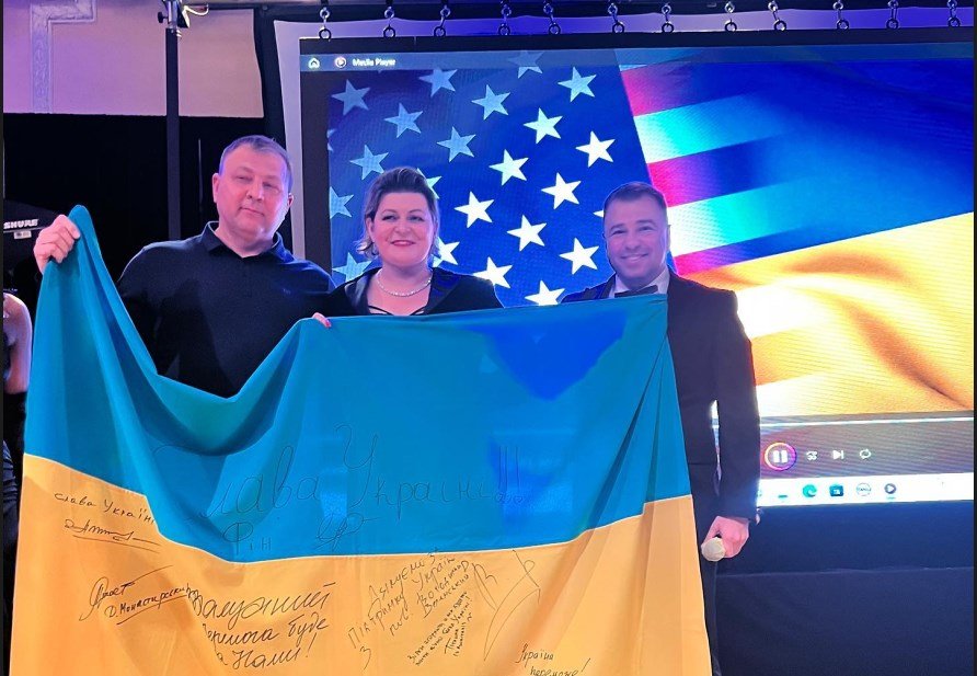Український прапор з підписами Зеленського і Залужного продали на аукціоні в США за 69 тисяч доларів