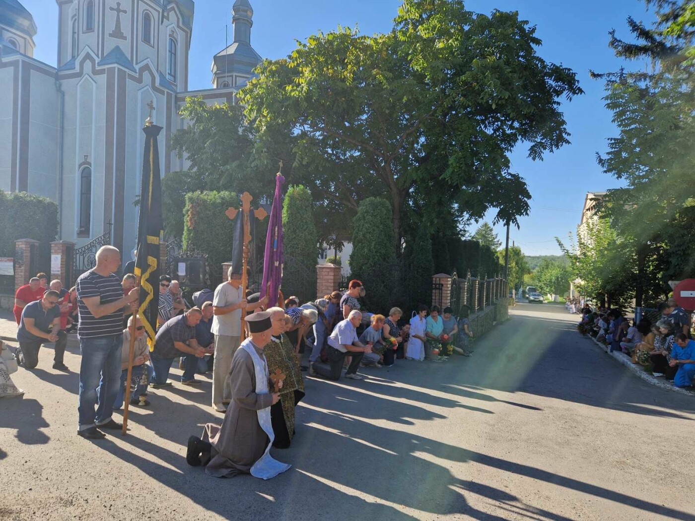 На колінах стояли навіть священники, місто ридало: на Тернопільщині зустріли полеглого бійця