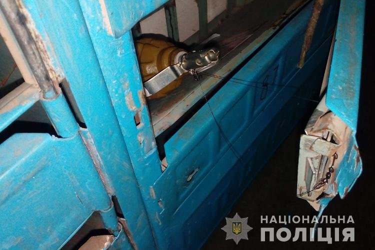 У Тернополі "жартівники" підкинули до поштової скриньки гранату У Тернополі "жартівники" підкинули до поштової скриньки гранату