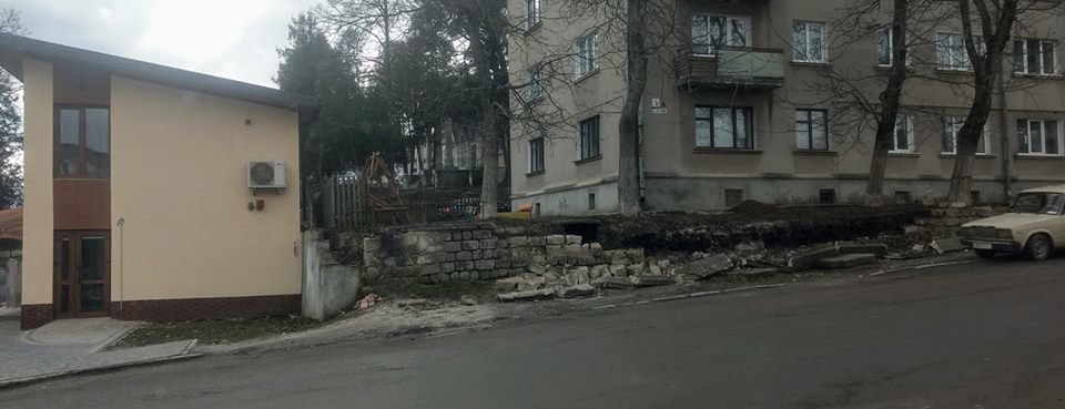 У місті на Тернопільщині ніхто не зважає на обвалений мур У місті на Тернопільщині ніхто не зважає на обвалений мур, Тетяна Ілюк