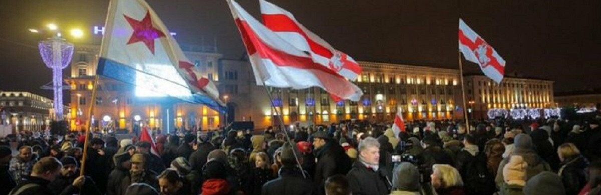 Білорусь прокинулась: країну охопили протести , а у кількох містах... Білорусь прокинулась: країну охопили протести , а у кількох містах ОМОН опускає щити і стає на сторону протестувальників, Тата Когут
