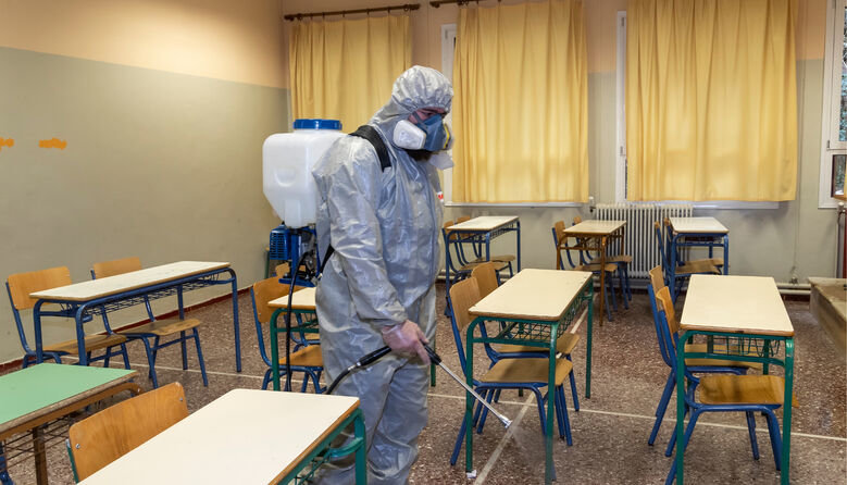 Кабмін дозволив школам та дитсадкам працювати в