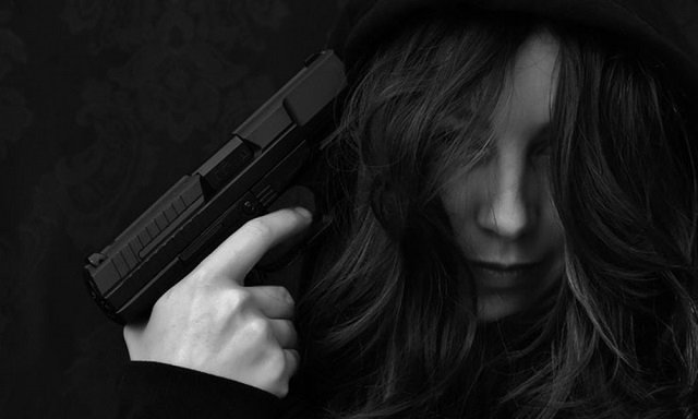 34-річна жінка вистрелила собі в груди під час селфі з пістолетом