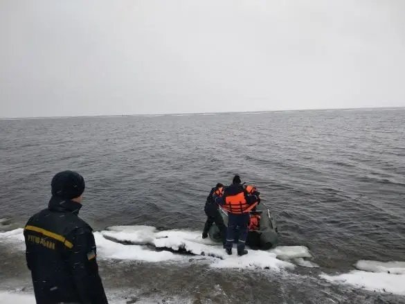 Рибалка заплив на крижині у сусідню область