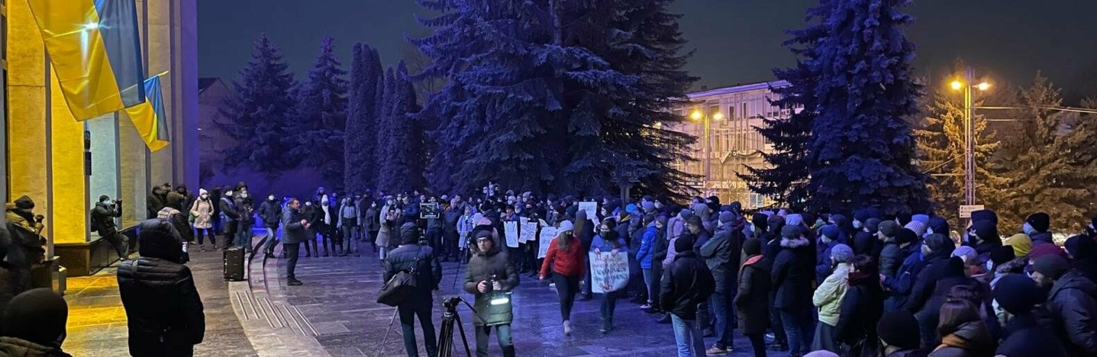 Маса людей, поліція, димові шашки: що відбувалося вчора під Тернопільською ОДА