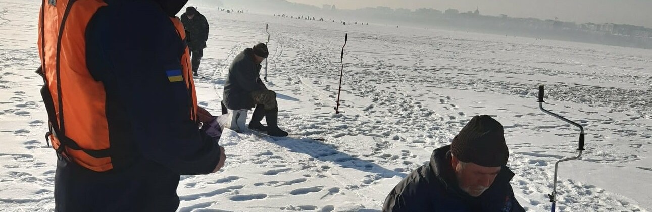 Ризикують життям: рибалки на тернопільському ставі не хочуть відпускати зиму