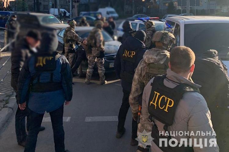 Вистежували місяцями: банда кавказців майже рік грабувала тернопільський валютників