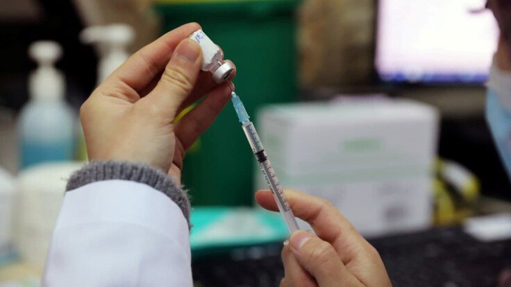 Українців попередили, що у разі відмови від вакцинації шансу на безкоштовне щеплення від COVID-19 більше не буде 