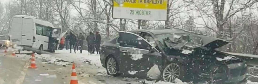 Лобове зіткнення на Тернопільщині: легковик врізався прямо у пасажирський мікроавтобус