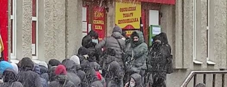 Карантин по-тернопільськи: біля одного з місцевих секонд-хендів — величезна черга
