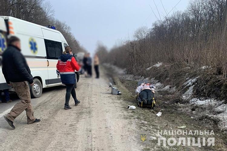 Жінка загинула, дитина в лікарні: біля Тернополя водій 