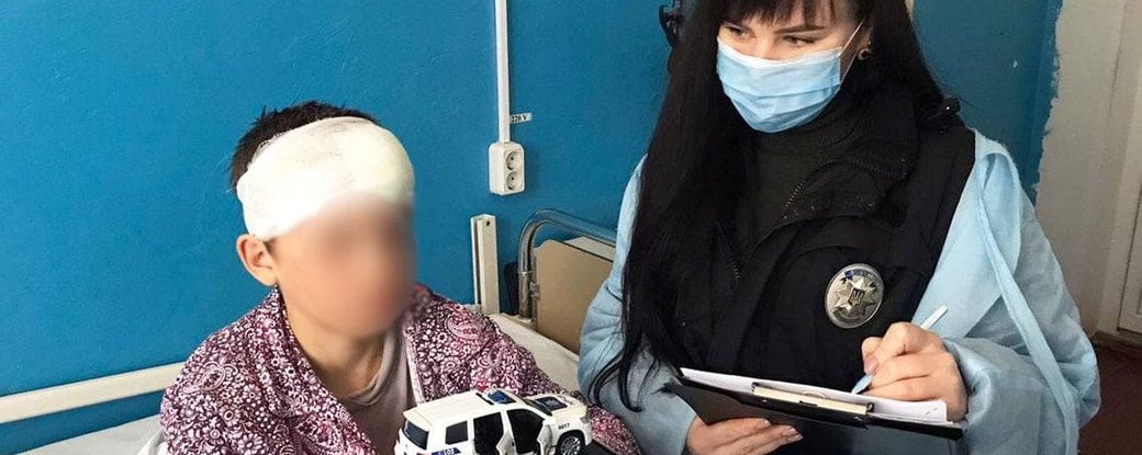 Ножем у скроню: розлючена п'яна мати накинулася на власну дитину