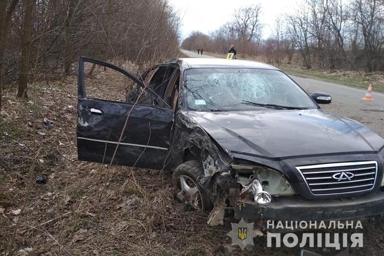 Автомобіль злетів з дороги і врізався в дерево: аварія з потерпілими на Тернопільщині