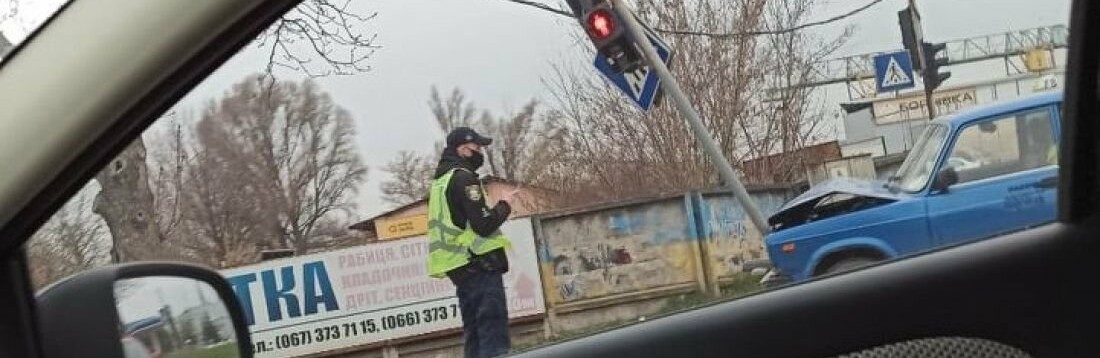 Небезпечна ДТП у Тернополі: легковик врізався прямо у світлофор
