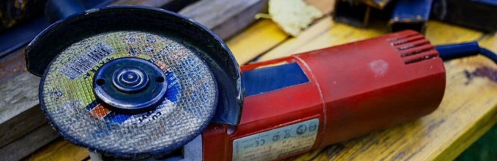 Розірвало артерію: у Тернополі чоловік серйозно травмувався болгаркою