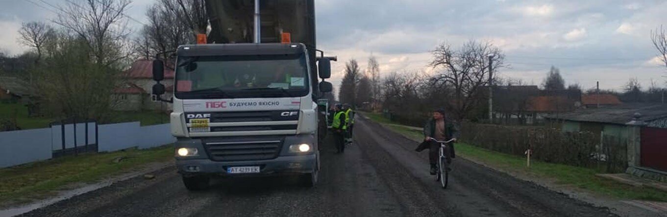 Нарешті ремонтують дорогу, яка з'єднує Тернопільщину ще з двома областями