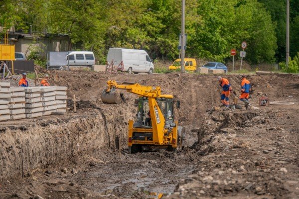 Дощовий колектор будують на одній із вулиць Тернополя (ФОТО) Дощовий колектор будують на одній із вулиць Тернополя (ФОТО)