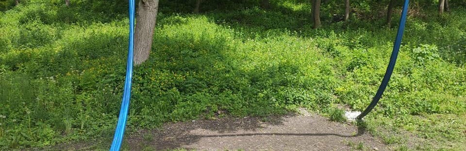 Знайшли і змусили полагодити: у Ланівцях підлітки разом з батьками відновили потрощені атракціони