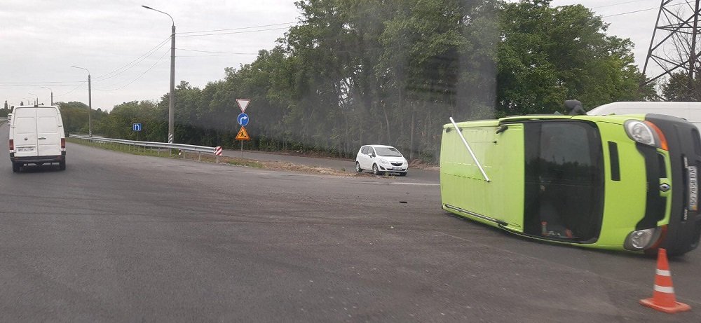 Потужне зіткнення неподалік Тернополя: від сильного удару перекинувся бус