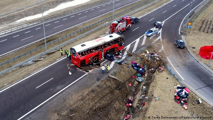 У Польщі засиплять землею рів у місці, де розбилися два українські автобуси