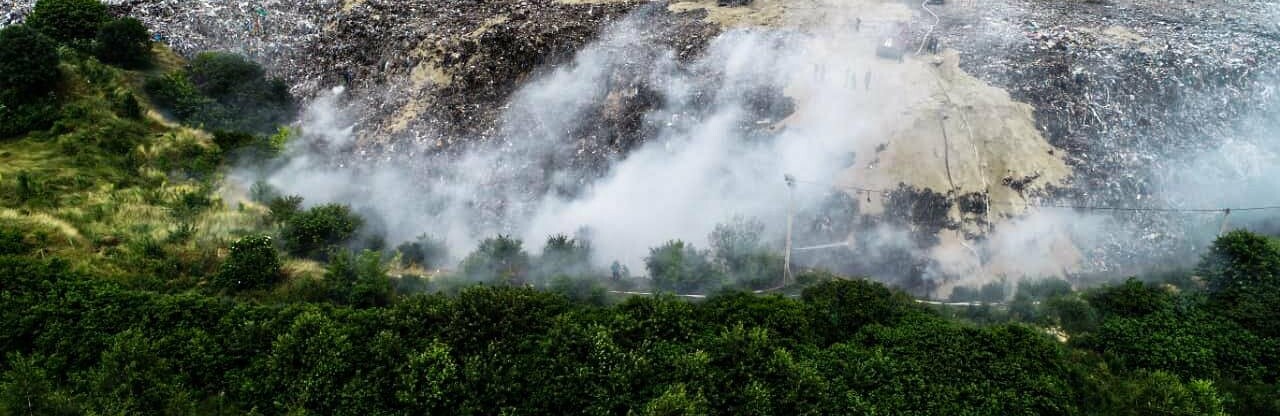 Вже добу палає сміттєзвалище у Малашівцях: з'явилися фото з місця масштабної пожежі