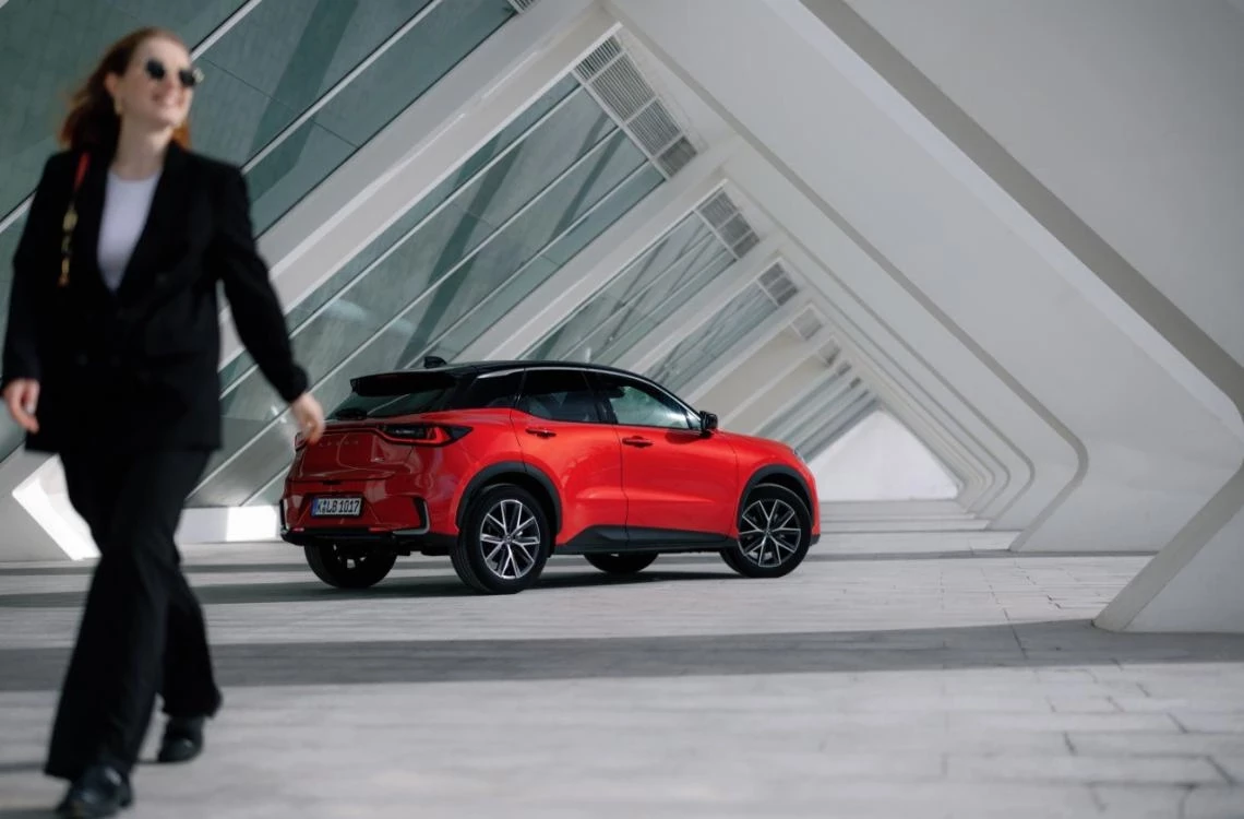 Lexus LBX для жінки: комфорт, безпека та зручність паркування Lexus LBX для жінки: комфорт, безпека та зручність паркування