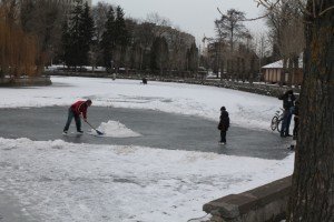 Неподалік острова «Чайка» у Тернополі вже встигли облаштувати ковзанку (фото) - фото 1