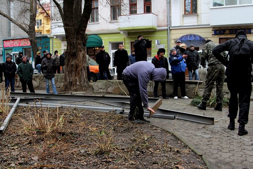Кілька молодих чоловіків знищили забудову дитячого майданчика у центрі Тернополя (фото) (фото) - фото 1