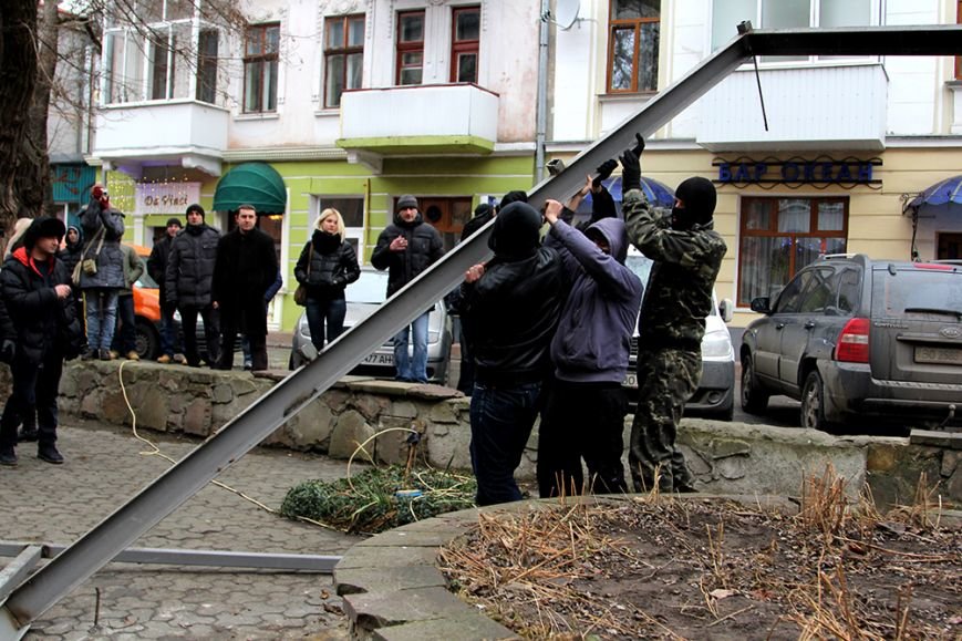 Кілька молодих чоловіків знищили забудову дитячого майданчика у центрі Тернополя (фото) (фото) - фото 1