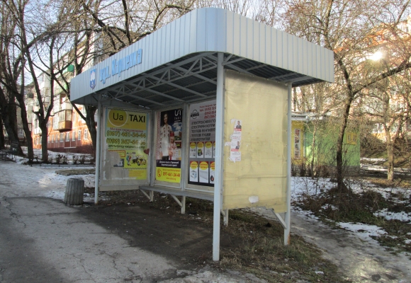 У Тернополі невідомі побили зупинку на вул. Карпенка (фото) (фото) - фото 1