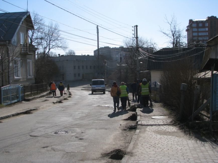 У Тернополі після зими комунальники прибирають узбіччя (фото) (фото) - фото 1