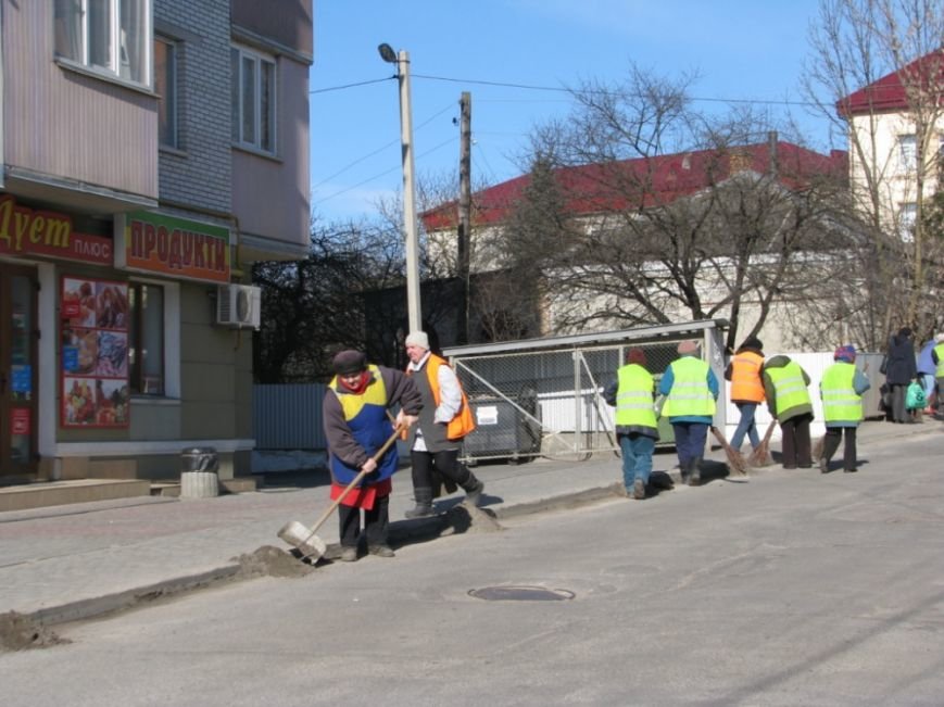 У Тернополі після зими комунальники прибирають узбіччя (фото) (фото) - фото 1