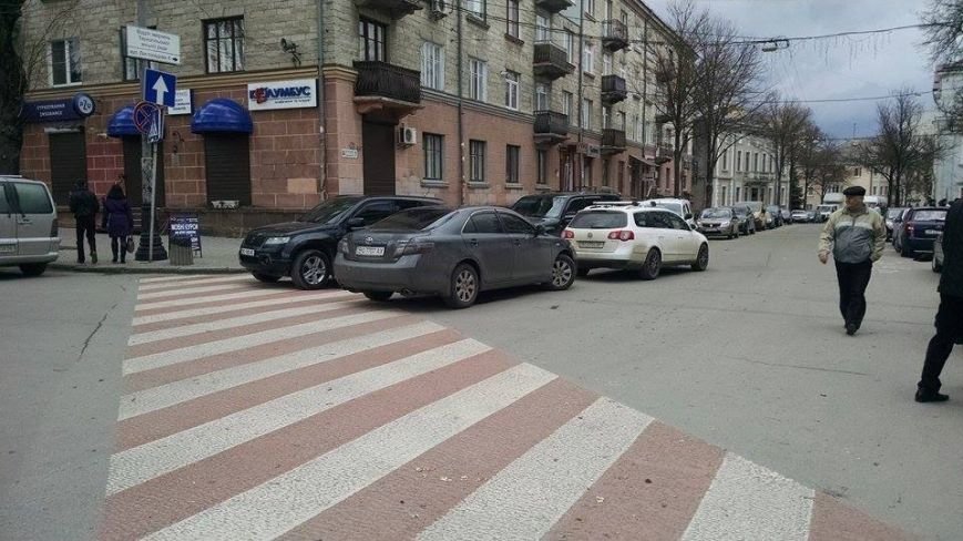 Тернопільські водії в центрі міста влаштували паркову у два ряди перед «зеброю» (фото) (фото) - фото 1