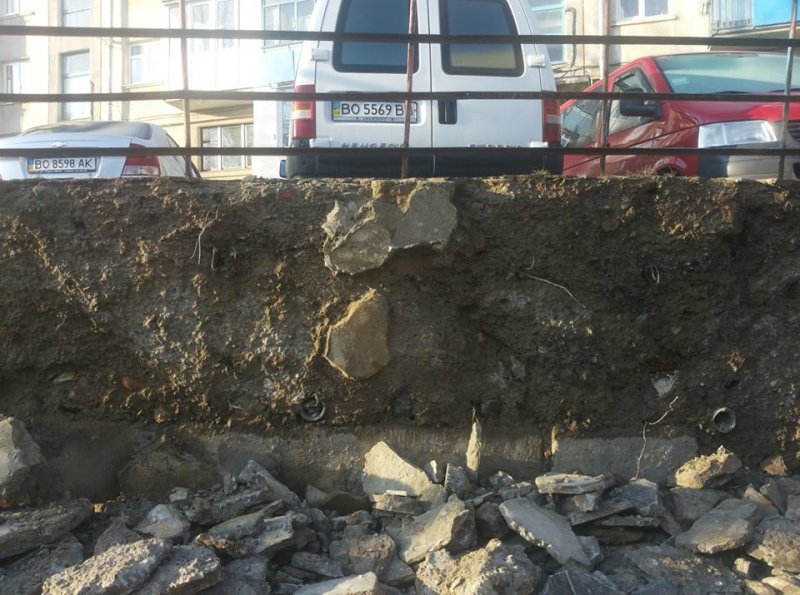 У Тернополі комунальники взялися за ремонт підпірної стіни на вул. А. Малишка (фото) (фото) - фото 1