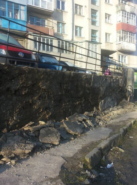 У Тернополі комунальники взялися за ремонт підпірної стіни на вул. А. Малишка (фото) (фото) - фото 1